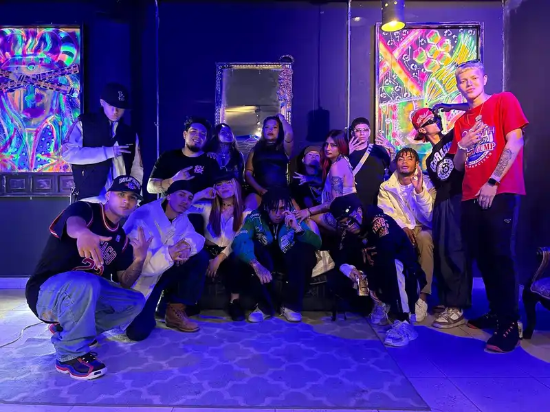 Grupo de amigos celebrando