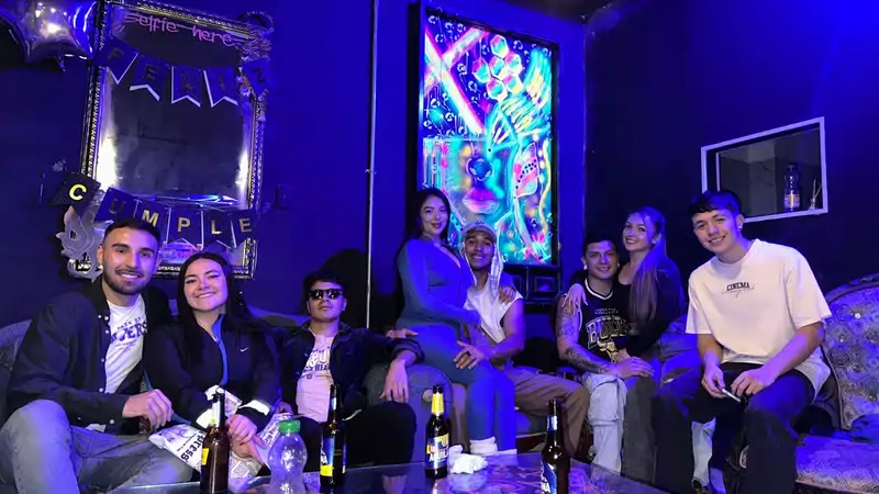 Grupo de personas celebrando