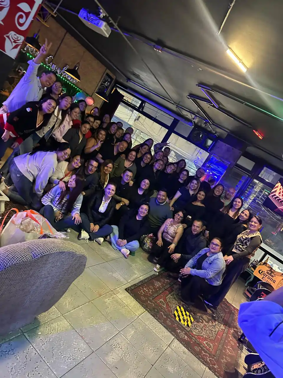 Grupo empresarial celebrando
