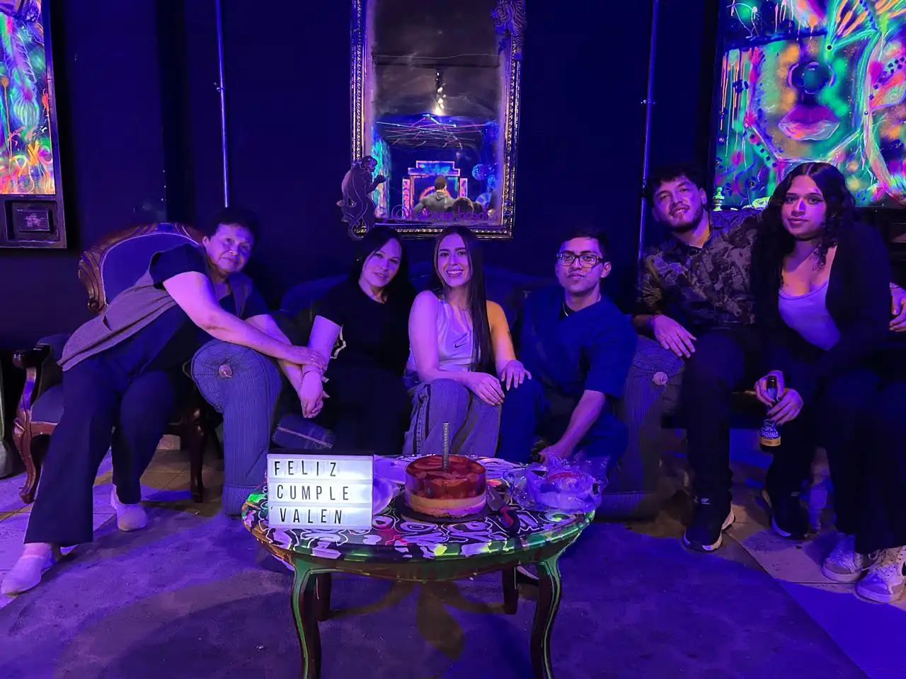 Grupo de personas celebrando en una fiesta